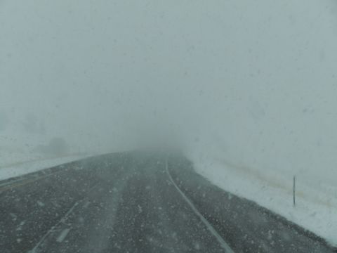 2009 Kenworth T800 - Driving through a snowstorm reduces visibility on the road ahead.