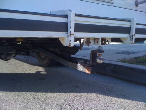 1986 Yugo GV - Close-up view of a trailer hitch assembly, highlighting its construction and condition.