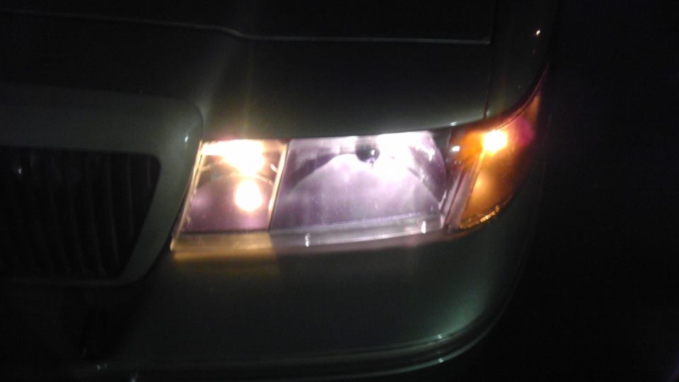 Front headlight and grille of a 2000 Mercury Grand Marquis