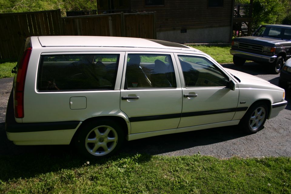 White 1997 Volvo 850 wagon, side view