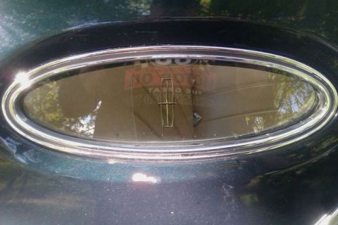 1991 Ford LTD Crown Victoria - Close-up of a Lincoln emblem on the trunk of a dark green vehicle.