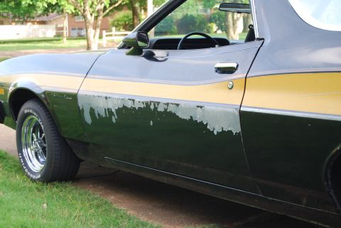 1975 Ford Ranchero - Peeling paint on the side of a 1975 Ford Ranchero.