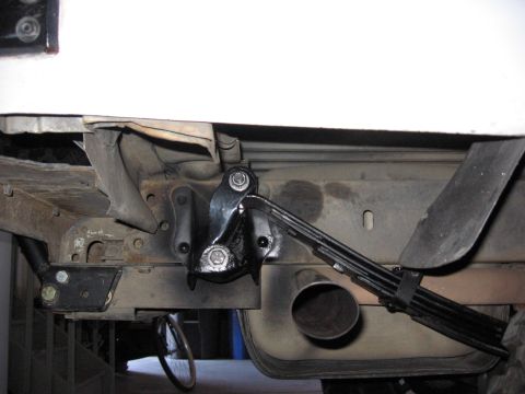 1995 Ford Bronco - new clearance over exhaust. In extreme downward articulation the leaf could touch.