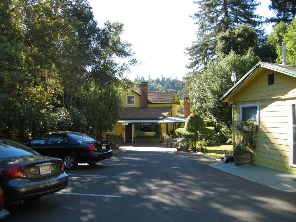 Rear view of a black sedan with license plate LZY097 parked in a driveway