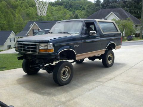1995 Ford Bronco - This lifted Ford Bronco appears to be from the early to mid-1990s, not a 1995 model.