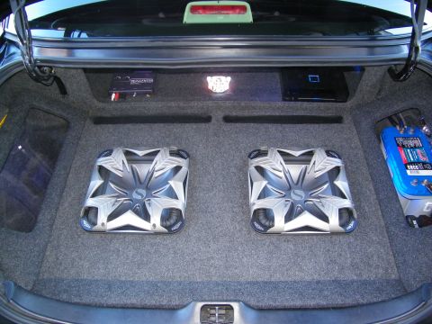 2003 Ford Crown Victoria - Twin Kicker subwoofers and amplifier mounted in a carpeted sedan trunk with side battery