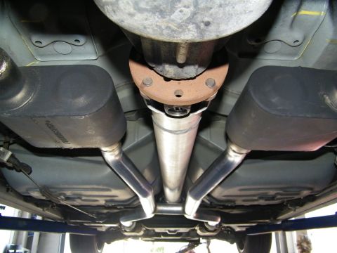 2003 Ford Crown Victoria - Underbody driveshaft and rear differential with dual mufflers on each side