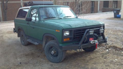 1986 Ford Bronco - This 1980s Ford Bronco has a custom front bumper with a winch and two LED light pods.