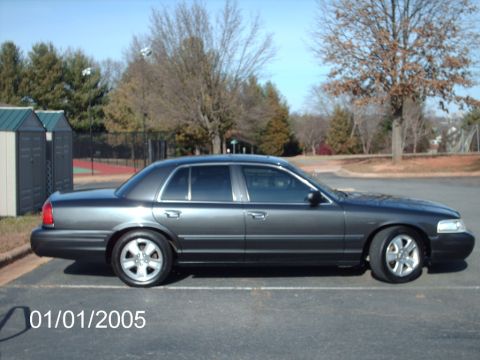 2004 Ford Crown Victoria photo