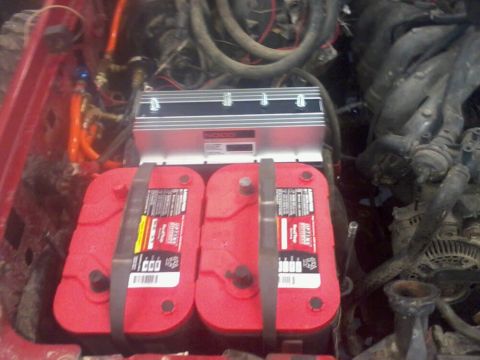 1995 Ford F-150 - A dual battery setup with an isolator is installed in the engine compartment.