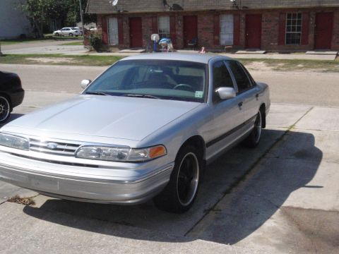 1997 Ford Crown Victoria photo