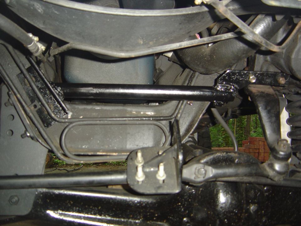 Steering box bracket and linkage