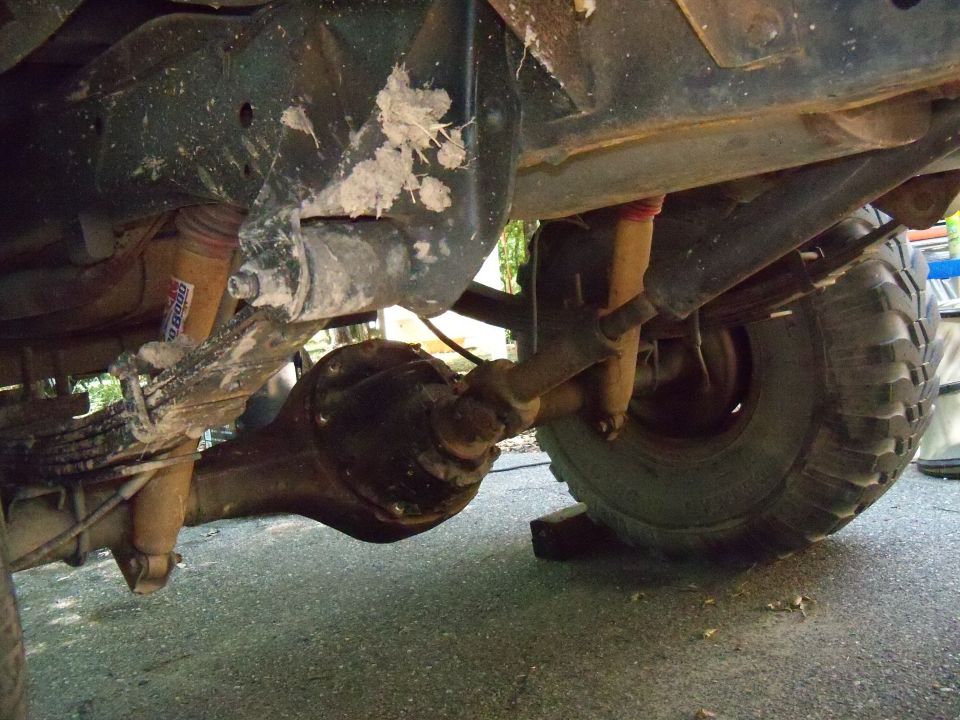 Rear axle and leaf springs of a 1978 Ford Bronco, viewed from below
