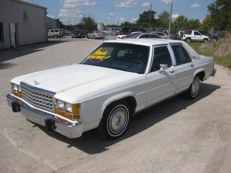 1985 Ford Crown Victoria LTD “Holly”