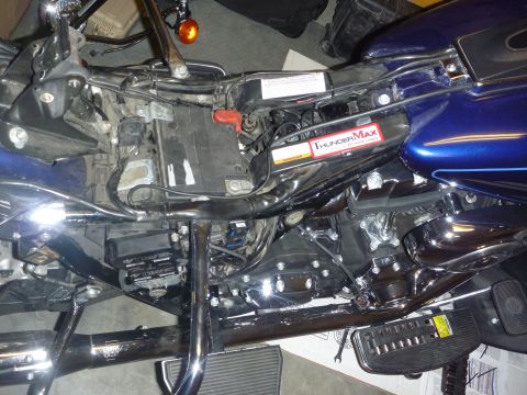 2007 Harley-Davidson Electra Glide Clsc - Close-up view of a motorcycle's engine compartment with the battery exposed.