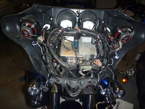 2007 Harley-Davidson Electra Glide Clsc - The inner fairing of a motorcycle is disassembled, revealing its electrical components and speakers.