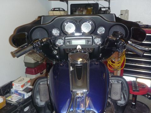 2007 Harley-Davidson Electra Glide Clsc - The interior of a blue 2007 Harley-Davidson Electra Glide Clsc shows dual gauges, a radio, and handlebars.
