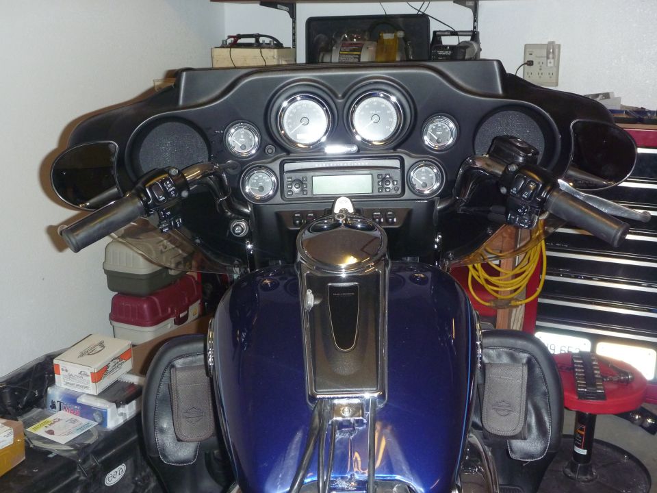 Blue 2007 Harley-Davidson Electra Glide Clsc interior with dual gauges and radio