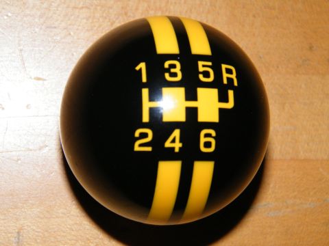 2004 Ford Crown Victoria - A black shift knob with yellow stripes displays a 6-speed manual gear pattern and reverse.