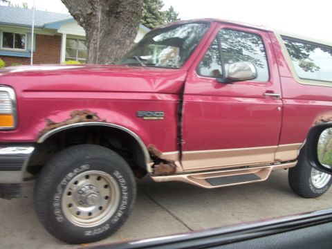 1996 Ford Bronco - This 1996 Ford Bronco shows considerable rust damage on its side panels and fender.
