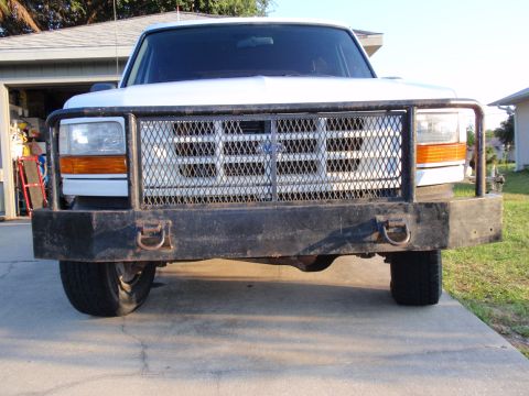 1995 Ford Bronco - This 1995 Ford Bronco features a substantial aftermarket front bumper and grille guard.