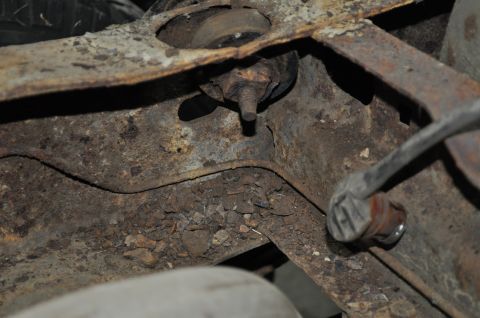 1986 Ford Bronco - crack in the frame, passenger side body support before gas tank