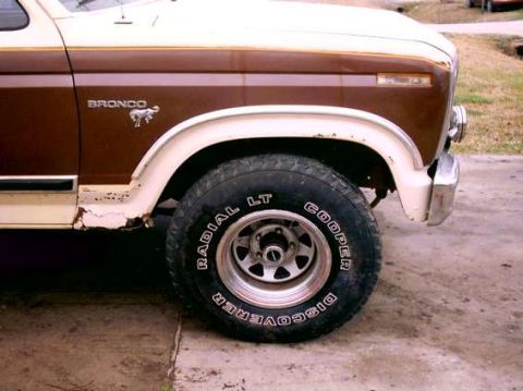 1980 Ford Bronco - Right tire reinstalled, tire still has negative camber due to bad axle pivot bushing and either bad wheel bearings or spindle bearing or bo…