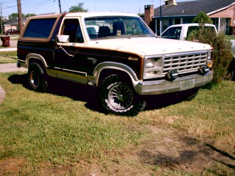 1980 Ford Bronco - This 1980 Ford Bronco features a two-tone paint scheme and aftermarket wheels.