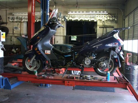 2008 Yamaha Zuma - Scooter undergoing maintenance on a lift in a workshop environment.