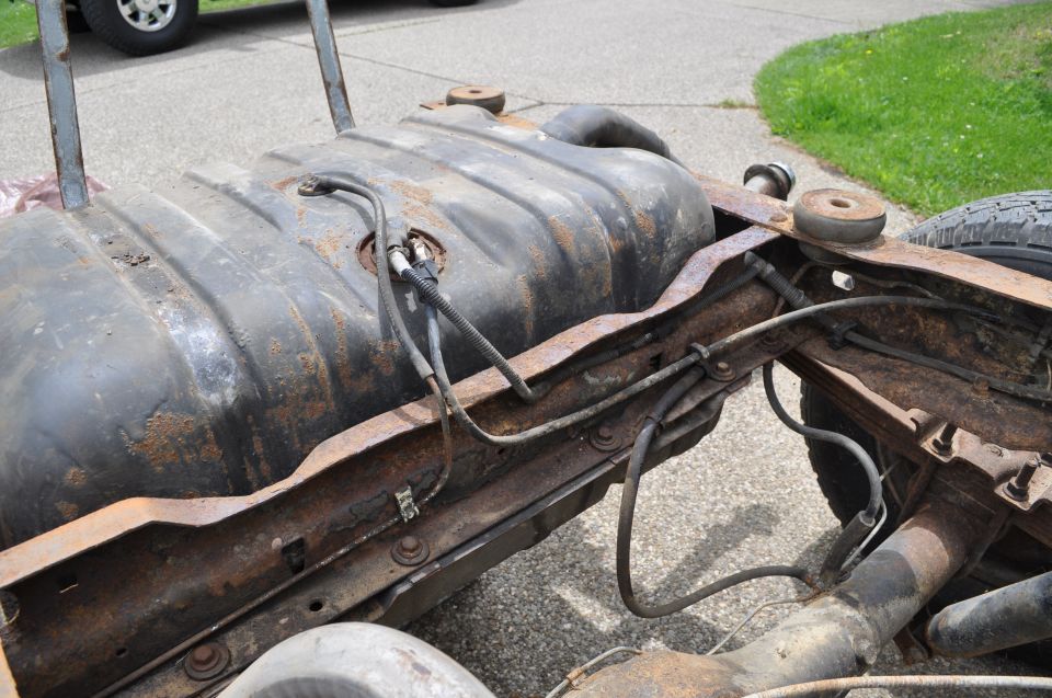Fuel tank and rusty frame from a vehicle