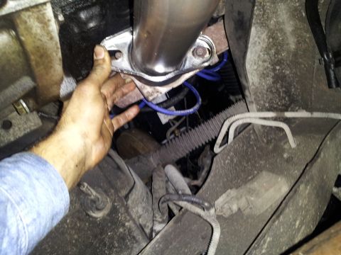 1995 Ford Bronco - bolt not matching up, from here it loooks like it can just be banged in, but the actual pipe isnt formed/bent properly to sit flush with th…