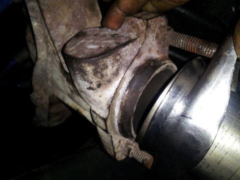 1995 Ford Bronco - here is the gap. the left side of the flange already made contact with the manifold. this shows the the y pipe not formed properly.