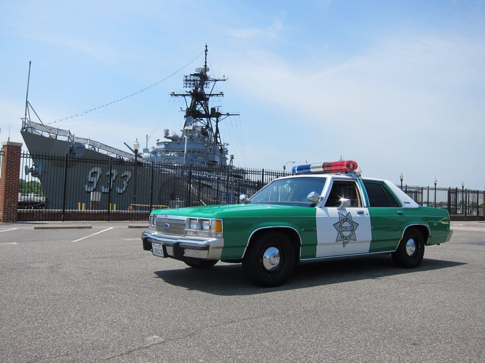 Green and white Sheriff sedan with roof lights before warship 933