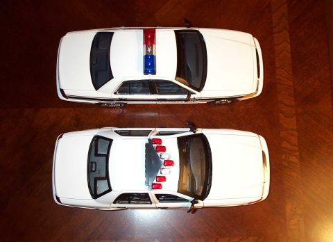 1998 Ford Crown Victoria - A comparison pic with the Motor Max model and the Auto Art model.