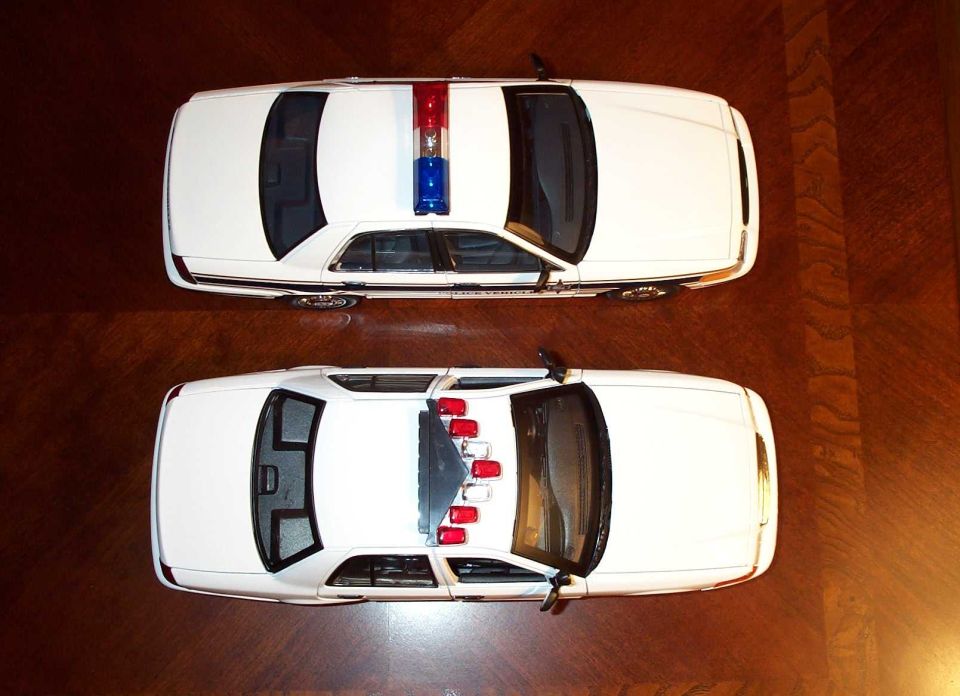 A comparison pic with the Motor Max model and the Auto Art model.
