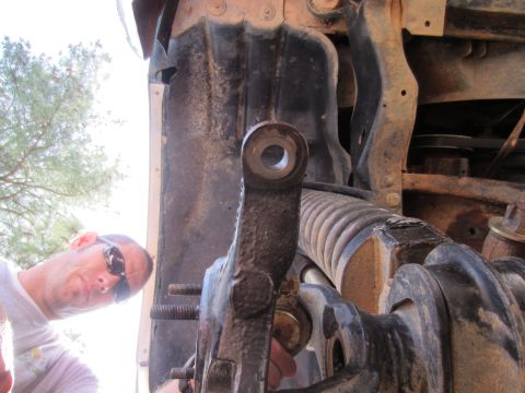 1992 Ford Bronco - A man observes the steering and suspension components of a vehicle, with a "Supermotors.net" watermark visible.