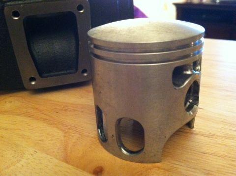 1981 Garelli Rally Sport - A close-up view of a piston and a component of a cylinder block, likely for a motorcycle or small engine.