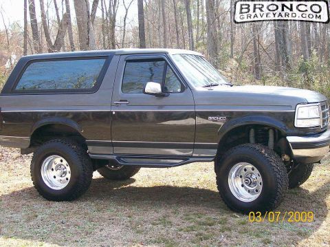 1993 Ford Bronco - This 1992 Ford Bronco has a two-tone paint scheme and lifted suspension.