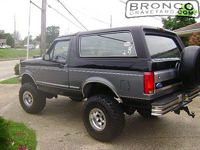 1993 Ford Bronco - This lifted 1993 Ford Bronco features a two-tone paint job and aftermarket wheels.