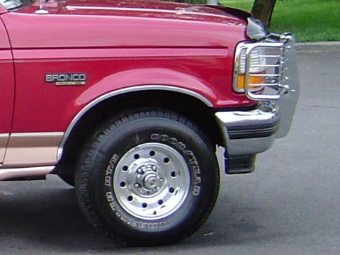 1995 Ford Bronco - Wheel fender picture