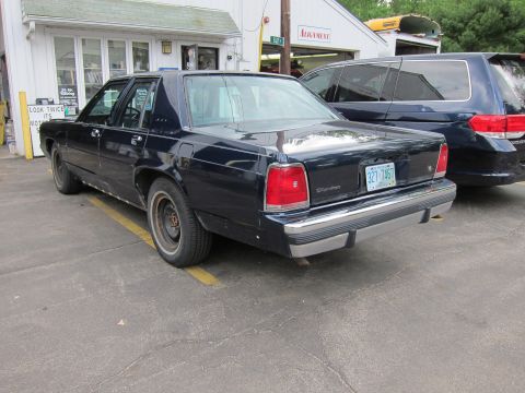 1991 Ford LTD Crown Victoria - Rear view of a 1991 Ford Crown Victoria LTD, parked in front of a building.