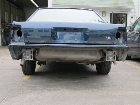 1991 Ford LTD Crown Victoria - Rear view of a 1991 Ford Crown Victoria LTD with its bumper removed, revealing the fuel tank.