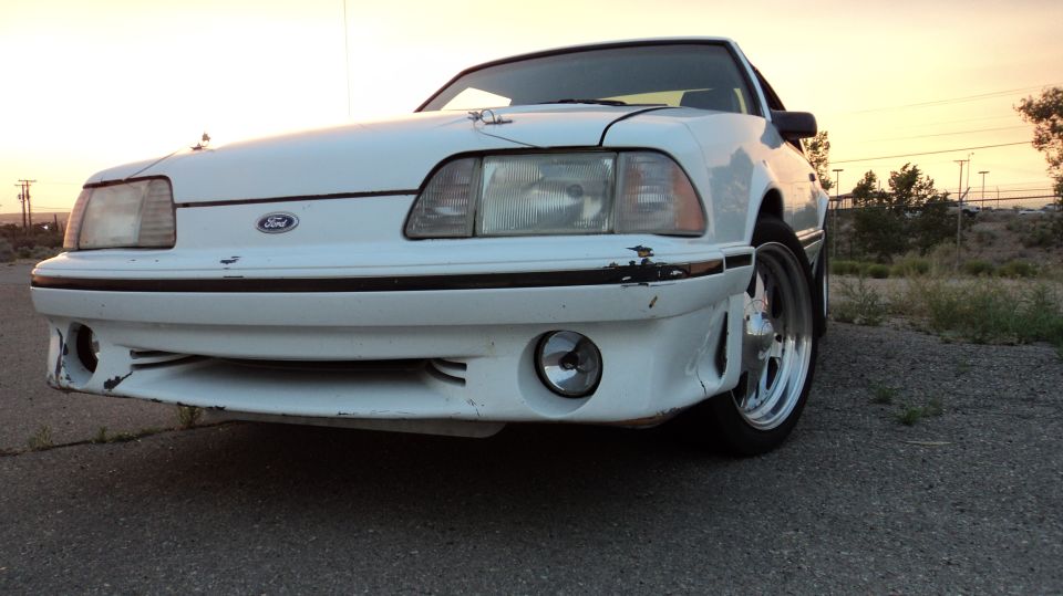 White 1989 Ford Mustang front view with chrome wheels