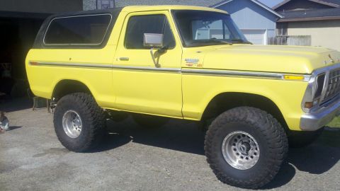 1978 Ford Bronco - This 1978 Ford Bronco is modified with a lift kit and large tires for off-road use.
