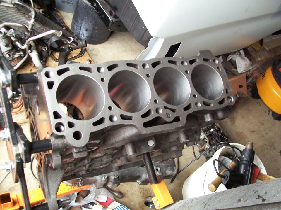 Engine block with four cylinders, viewed from the side
