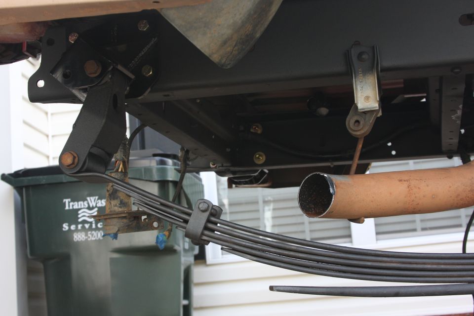 Shackle angle with the spring hanging under it's own weight (frame on jacks, axle not connected)