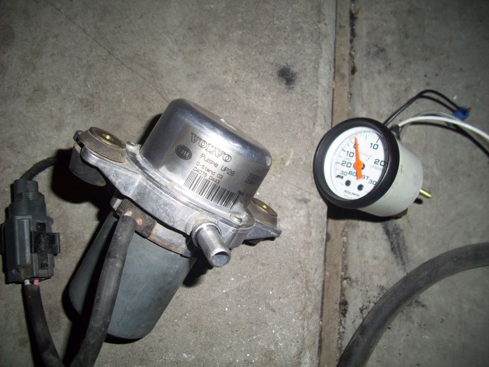 Volvo fuel pump with gauge showing pressure