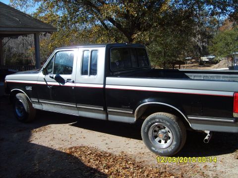 1989 Ford F-150 - Side view of a 1989 Ford F-150 XLT Lariat SuperCab pickup truck.