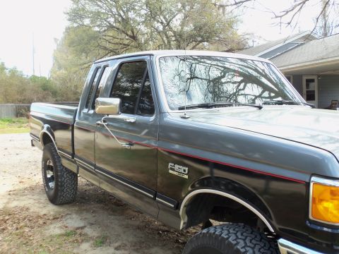 1989 Ford F-150 - Side view of a 1989 Ford F-150 pickup truck with a two-tone paint scheme.