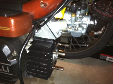 1981 Garelli Rally Sport - Detail of a motorcycle engine, a carburetor and a finned cylinder, with visible text on the side panel.